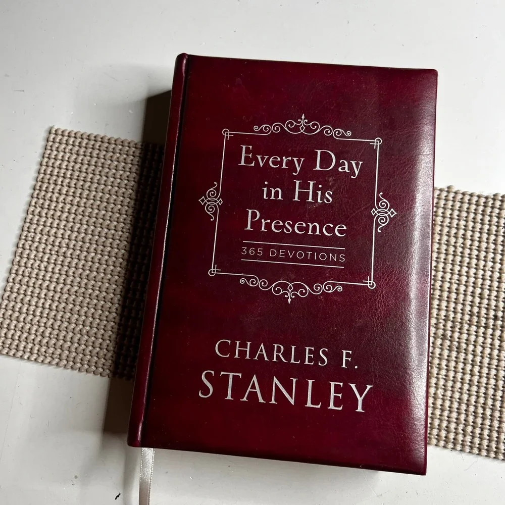 Every Day in His Presence Charles F Stanley 365 Devotions Leathersoft Burgundy